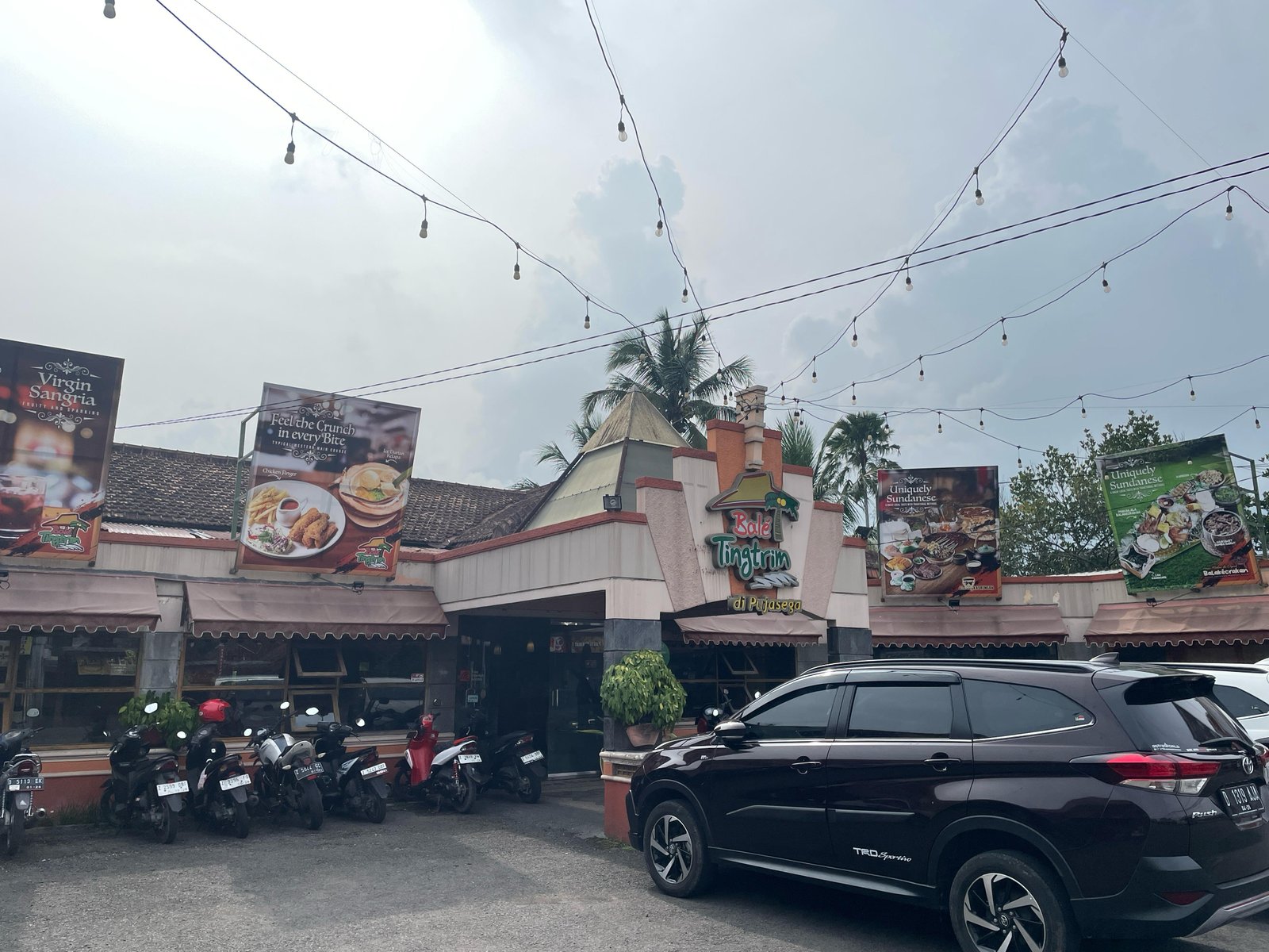 pintu-masuk-bale-tingtrim-resto